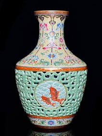A Qing Dynasty Qianlong yellow land herringbone pattern bean celadon glaze gold-painted hollow