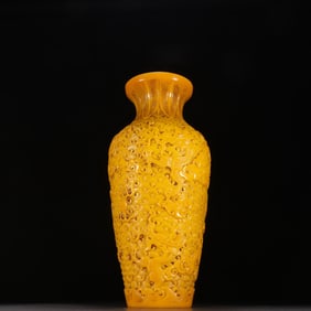 A Qing Dynasty chanterelle yellow vessel cloud dragon pattern appreciation bottle