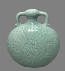 A small flat bottle made in the Qianlong period of the Qing Dynasty with pink blue glaze auspicious