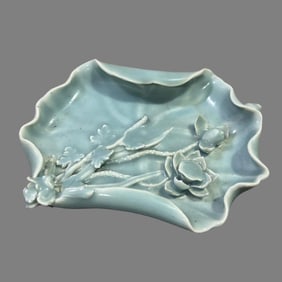 A bean green lotus plate made in the Qianlong period of the Qing Dynasty