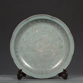 A Song Dynasty Ru kiln azure glaze painted silver dragon pattern matchmaker mouth plate