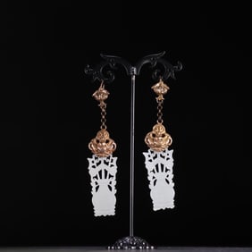 A piece of exquisite Hetian jade has been upgraded to three levels of gold-filled earrings