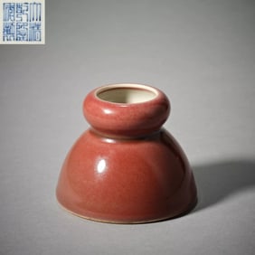A cowpea red glaze color water Meng from the official kiln of the Qianlong era of the Qing Dynasty