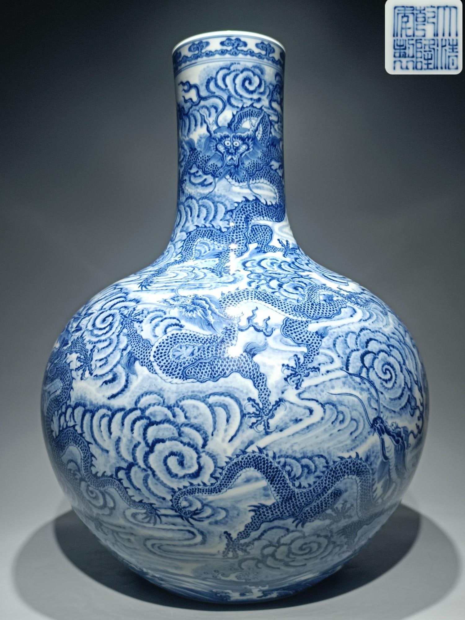 A blue and white Kowloon seawater cloud pattern celestial sphere made in the Qianlong period of the: Qing Dynasty Qianlong year blue and white Kowloon seawater cloud pattern sky ball bottle SIZE: H:55cm W:41.5cm (The Dimensions Of All Batches Are Manually Measured.If You Need More Detailed Informatio