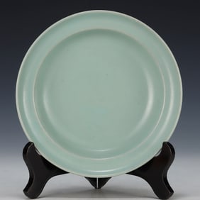 A piece of Song Dynasty Ru kiln sky blue glaze folded edge plate