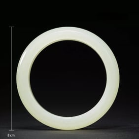 A Hetian jade bracelet from the Qing Dynasty
