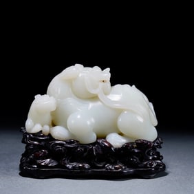 A beautiful Hetian jade lion ornament
