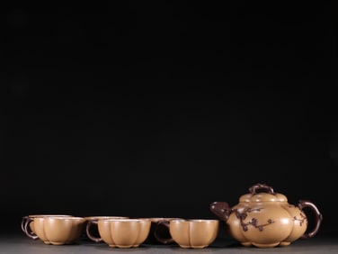 A set of purple sand plum pattern teapots with Jinding trademark