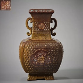 A tea powder glaze amphora from the Qianlong official kiln in the Qing Dynasty