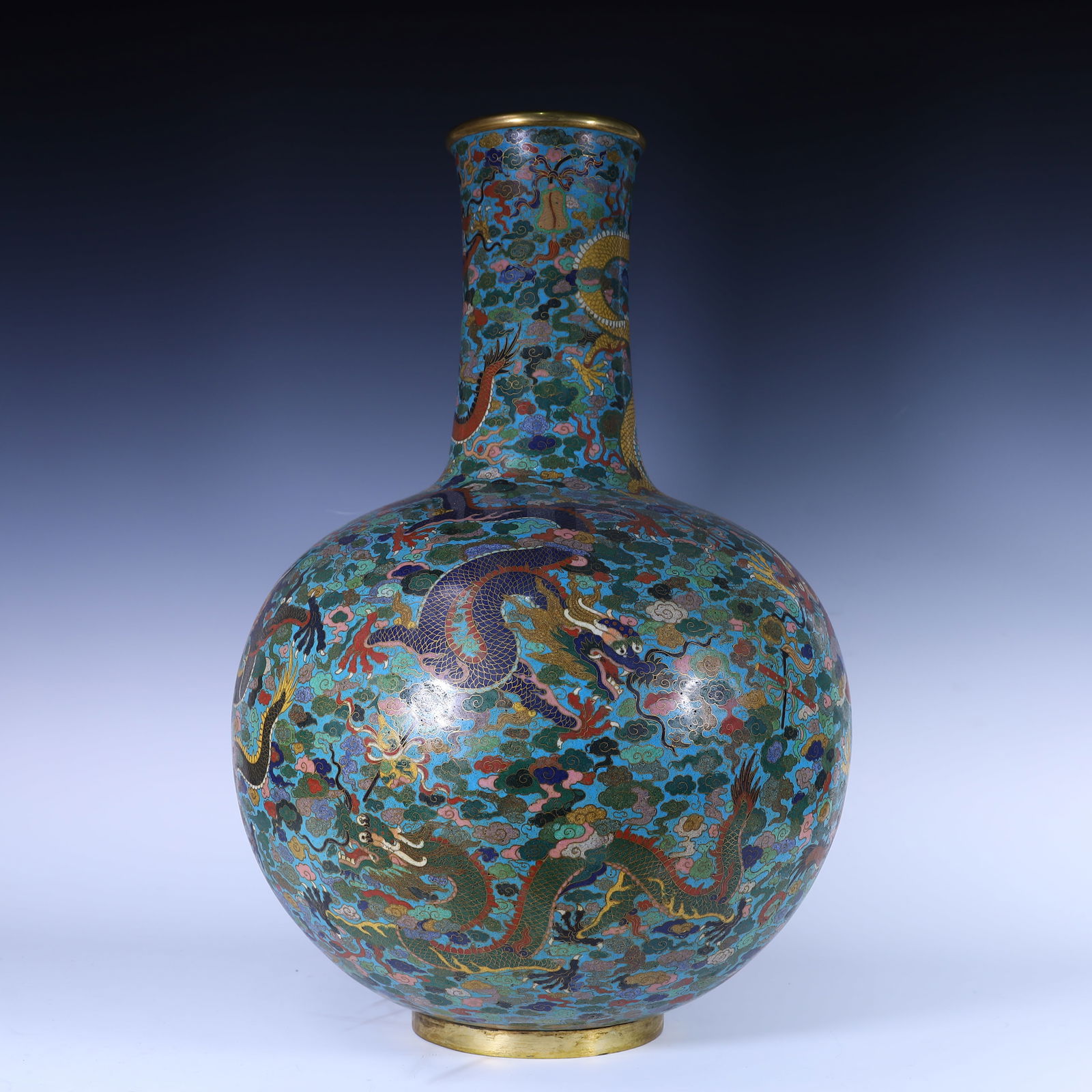 A clear copper tired cloisonné cloisonné enamel Kowloon Tianqiu flask: Qing Dynasty Copper Tire Cloisonné Enamel Nine Dragon Tianqiu Vase Style] Qianlong Year System [Details] Bottle copper tire, large and solemn shape, straight neck and slender, full shoulders, round b