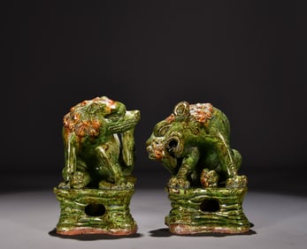 A piece of Song Dangyang Yu kiln twisted tire green glaze beast