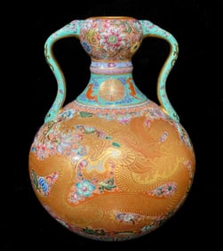 A piece of Qing Dynasty Qianlong green land Fushou painting gold-rimmed entwined lotus ruyi amphora