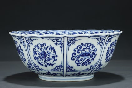 A blue and white sunflower flower dragon pattern bowl of the Ming Dynasty
