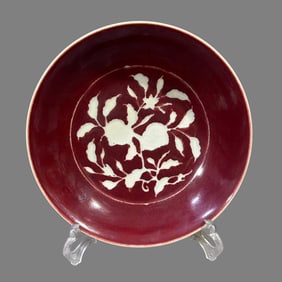 A clear red glaze white flower plate made in the Xuande year of the Ming Dynasty