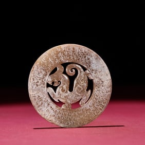 A dragon pattern jade jade from the Han Dynasty