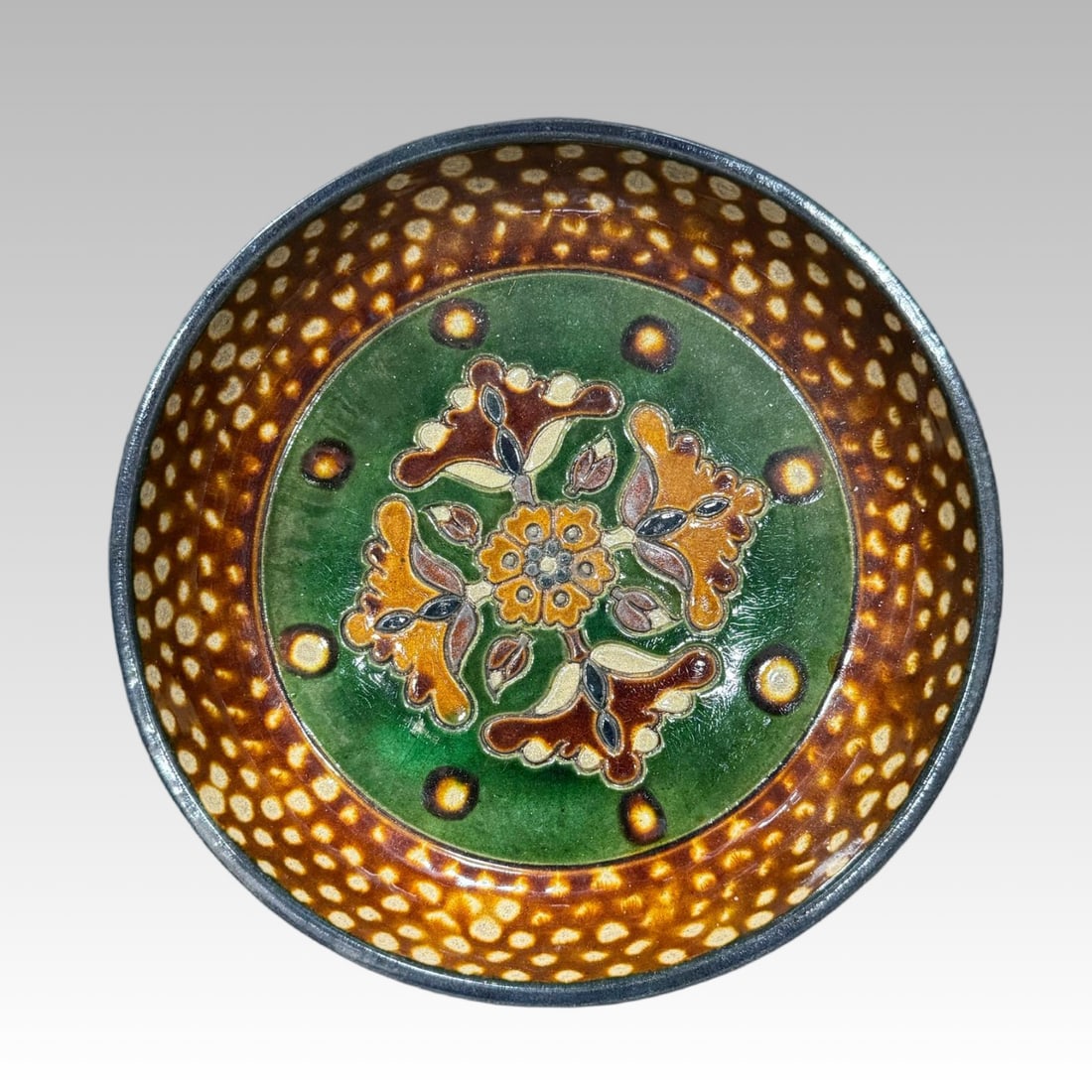 A beautiful Tang Sancai large plate: Exquisite Tang Sancai large plate SIZE: D:23cm H:4.5cm (The Dimensions Of All Batches Are Manually Measured.If You Need More Detailed Information, Please Contact Our Customer Service Before Bidding.)