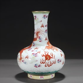 A pastel alum red dragon pattern gold-painted vase made in the Qianlong period of the Qing Dynasty