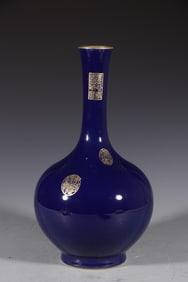 A Qing Qianlong sacrificial orchid firewood burned a gold-wrapped long bottle