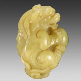 A topaz lion ball carving