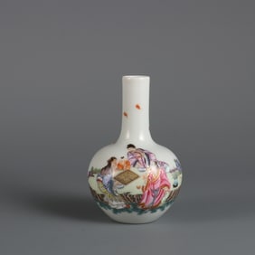 A small heavenly ball bottle made in the Qing Yongzheng era pastel chess picture