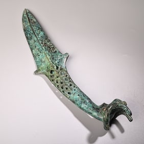 A treasure bronze bullhead knife