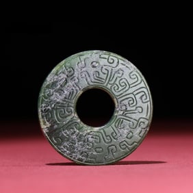 A dragon pattern jade jade from the Han Dynasty
