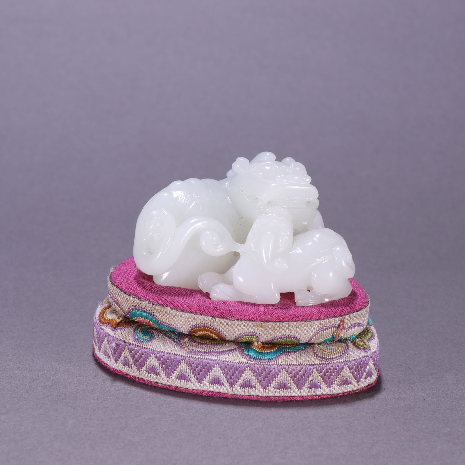 A Qing Dynasty Hetian jade mother beast carving (1 of 9)