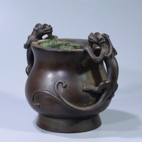 A dragon ear incense burner made in the Xuande year of the Ming Dynasty
