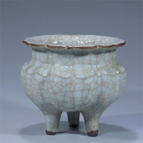 A three-legged furnace with a diamond mouth in an official kiln in the Song Dynasty
