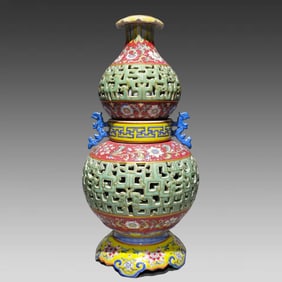 A Qianlong year enamel carmine red dark engraved floral pattern consecrated bean blue glaze hollow