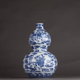 A Qing Qianlong blue and white auspicious cloud eight treasure pattern gourd gourd bottle