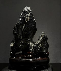 A strange peak of Lingbi stone