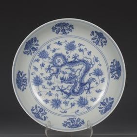 A Ming Chenghua blue and white group flower dragon pattern plate