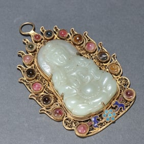 A Qing Dynasty silver-gilt filigree figure card inlaid with jade