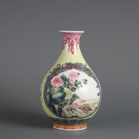 A spring vase of enamel color window floral pattern jade pot made in the Qianlong period of the Qing