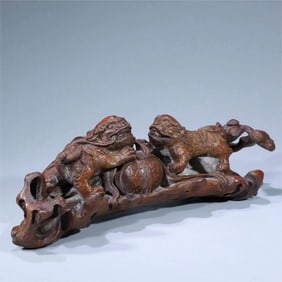 A beautiful bamboo carved lion hydrangea pen holder