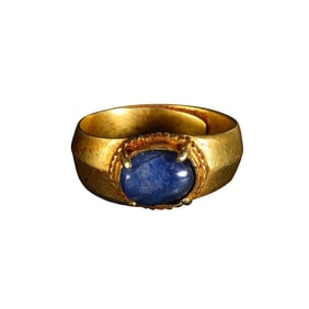 A Ming Dynasty gold ring set with sapphires