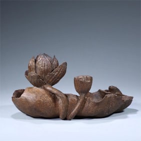 A bamboo carving lotus leaf pattern pen wash in the Qing Dynasty