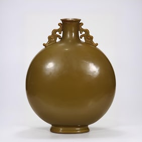 A tea powder glazed moon bottle made in the Qianlong period of the Qing Dynasty