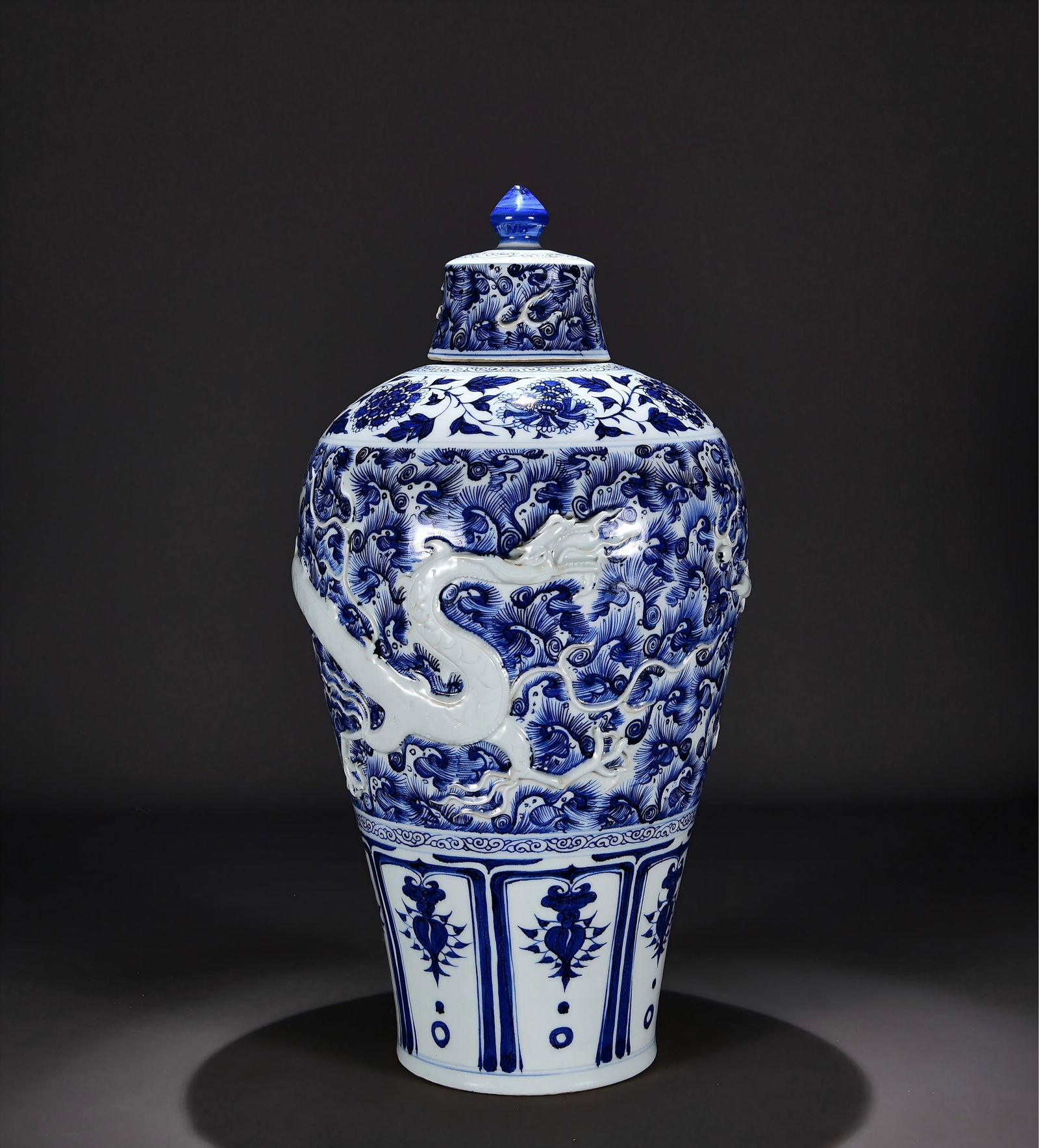 A Yuan Dynasty blue and white seawater carved dragon pattern plum bottle: Yuan Dynasty blue and white seawater carved dragon pattern large plum bottle SIZE: H:64cm W:30cm (The Dimensions Of All Batches Are Manually Measured.If You Need More Detailed Information, Please Cont