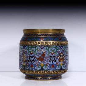 A small jar decorated with cloisonné eight treasures in the Qing Dynasty