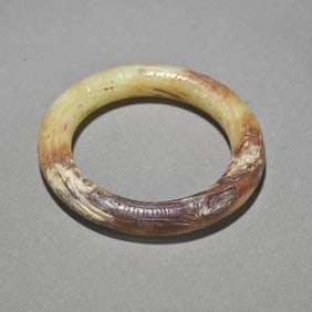 A piece of ancient jade has a fish bracelet every year
