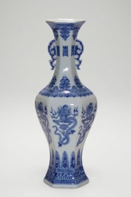 A blue and white dragon longevity pattern double dragon ear hexagonal bottle made in the Qianlong