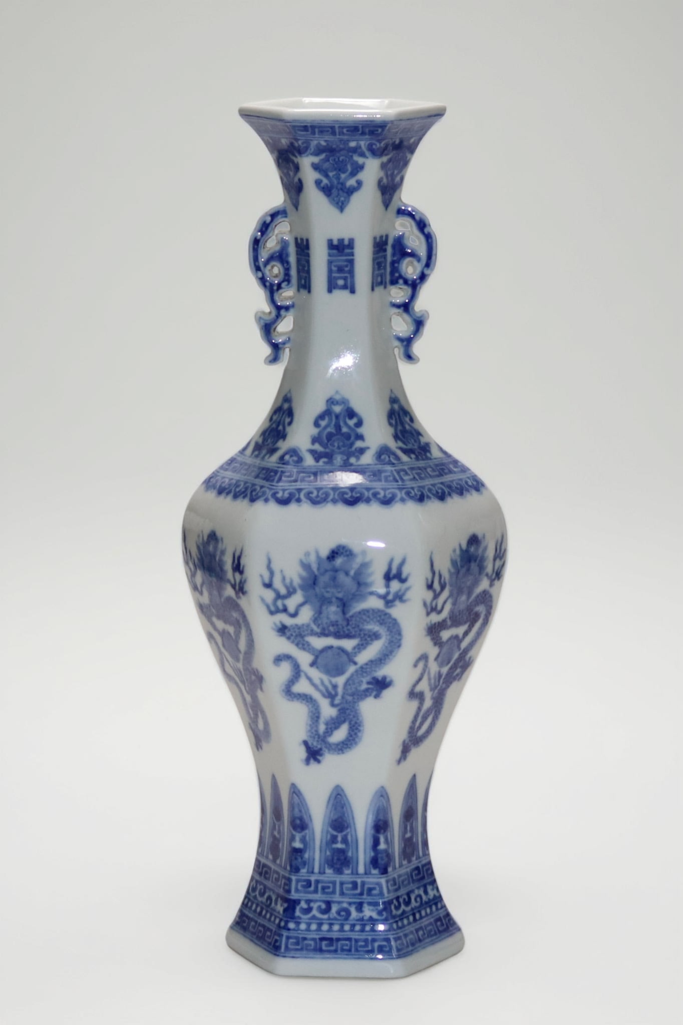 A blue and white dragon longevity pattern double dragon ear hexagonal bottle made in the Qianlong: Qing Qianlong year blue and white dragon longevity pattern double dragon ear hexagonal bottle SIZE: H:37.2cm (The Dimensions Of All Batches Are Manually Measured.If You Need More Detailed Information,
