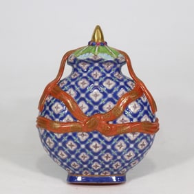 A wall-hung bottle made in the Qianlong period of the Qing Dynasty with pastel back pattern