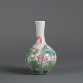 A small heavenly ball vase made in the Yongzheng era of the Qing Dynasty with enamel colored lotus