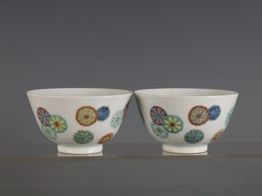 A pair of small bowls with a pattern of colorful leather balls made in the Qing Yongzheng year