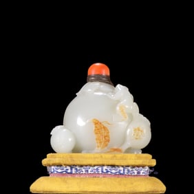 A piece of Qing Dynasty Hetian jade Duozi Duofu snuff bottle