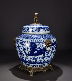 A Ming Jiajing blue and white dragon pattern inlaid copper gilt lid jar