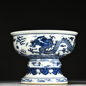 A blue and white double dragon playing bead is a high-foot appreciation plate